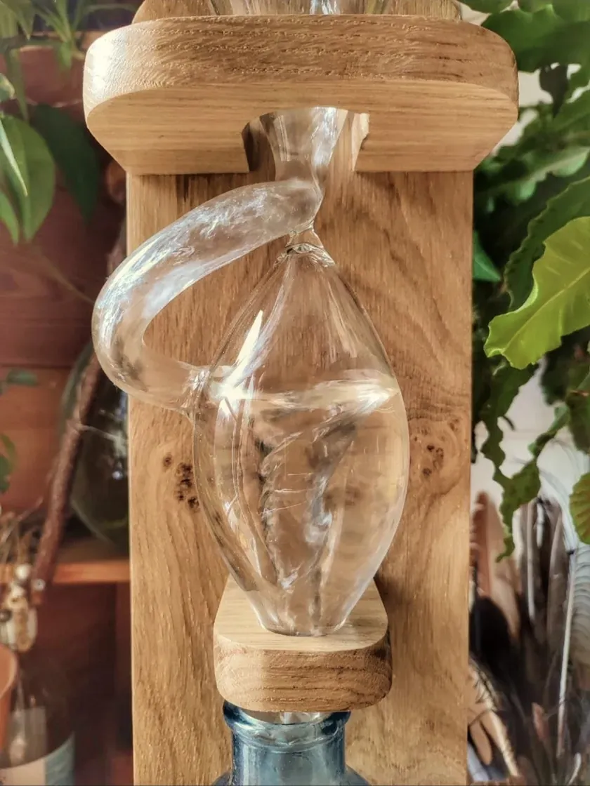 L'eau qui tourne en spirale dans l'œuf de verre du Borvo