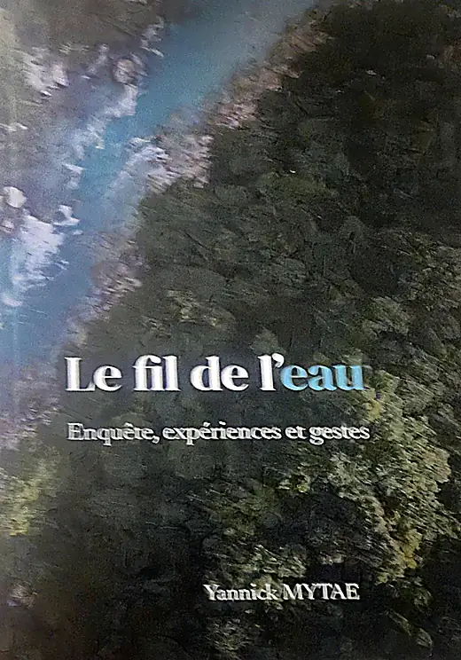Couverture du livre Le fil de l'eau : une rivière turquoise vue du ciel, entre les arbres
