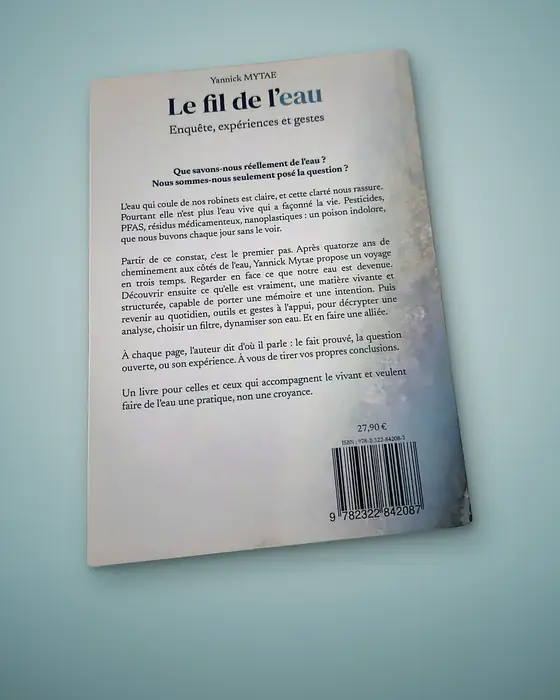 Quatrième de couverture du livre, tenue en main